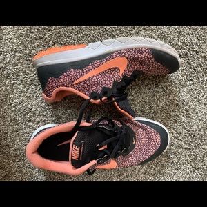 Nike flex experience RN 4 size 9. Peach and black.